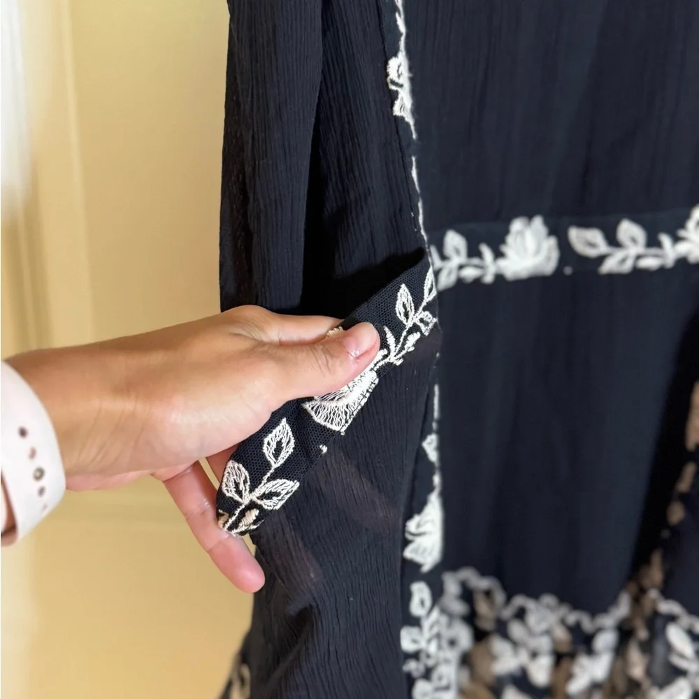 Alice + Olivia Black Dress with White Floral Trim - Picture 5 of 8